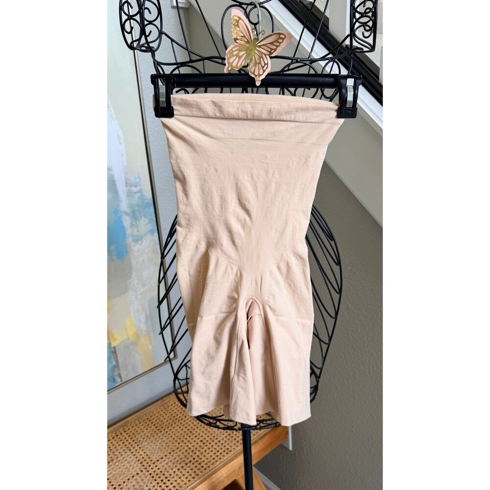 Spanx 2745# Nude lightweight mid thigh shaper Size Large